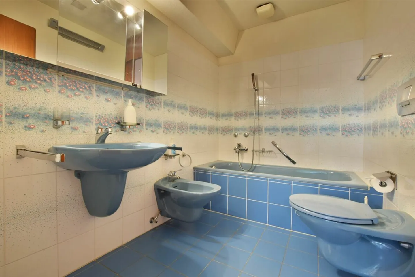 Appartement spacieux à rénover dans un quartier résidentiel - Photo 10 sur 13