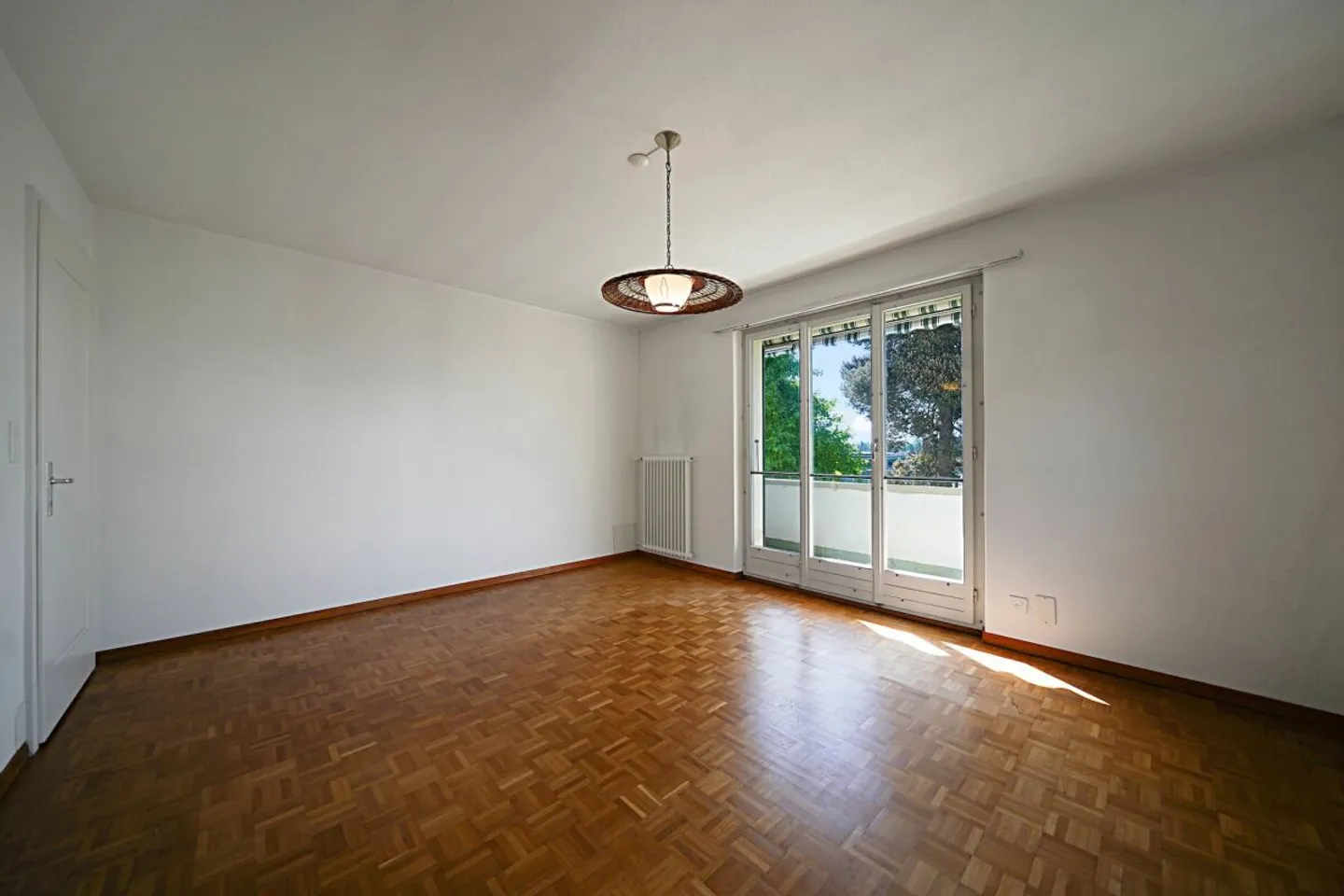 Freistehendes 5-Zimmer Einfamilienhaus an toller Lage in Meikirch - Foto 3 von 13