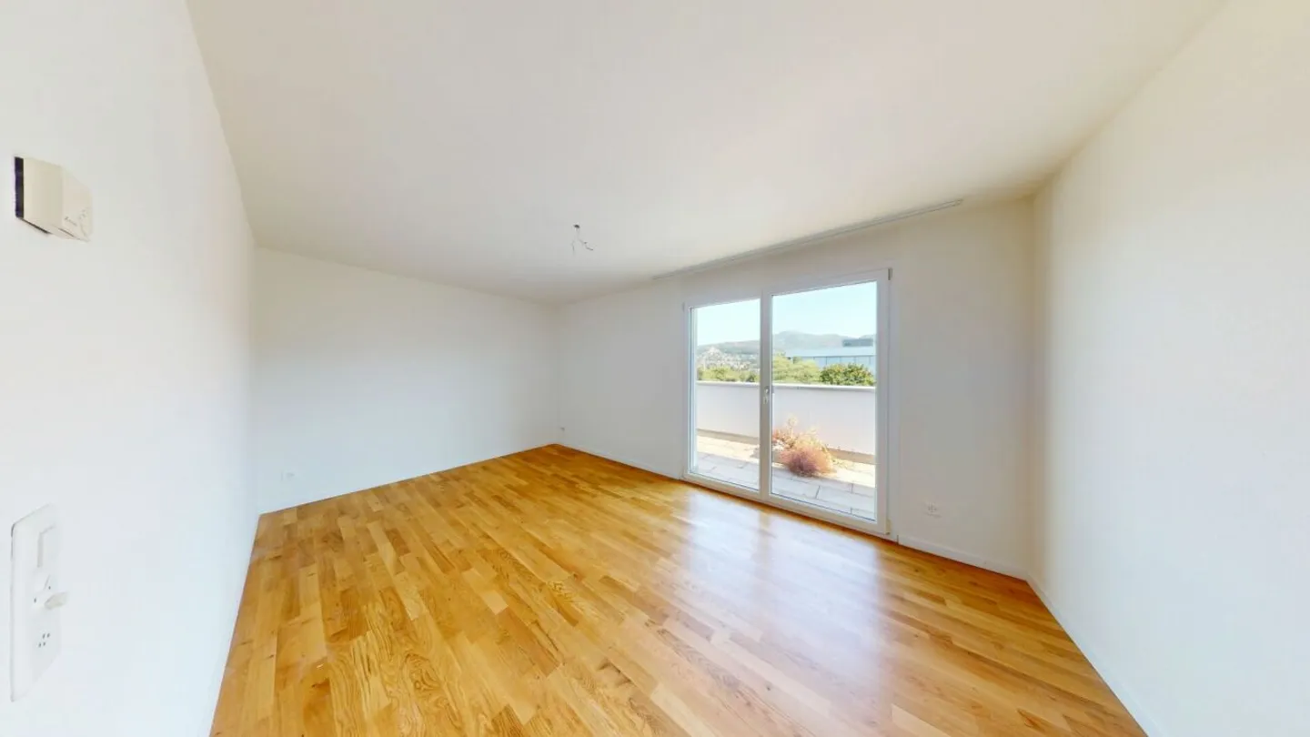 Ready for immediate occupancy - bright penthouse apartment in Aesch BL - Photo 10 of 13