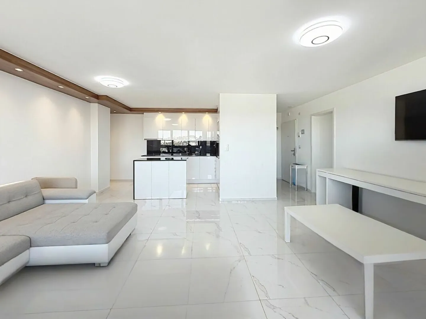 Charming 4.5-room renovated apartment with balcony and view of the cathedral - Photo 2 of 11