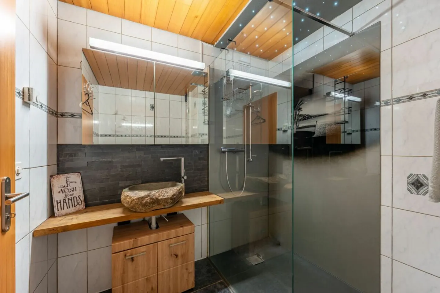 Large House | Renovated | Lots of Garden | 3 Garage Boxes | Office | Workshop | Party Room | 66 m² Attic in Shell Construction | Apartment Possible - Photo 6 of 13