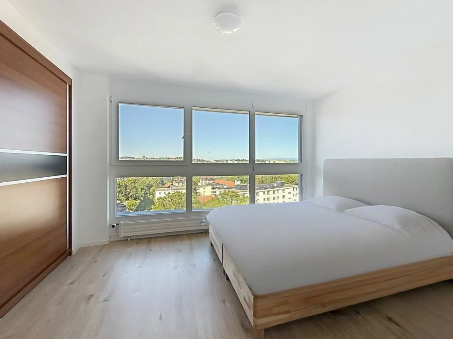 Charming 4.5-room renovated apartment with balcony and view of the cathedral - Photo 6 of 11