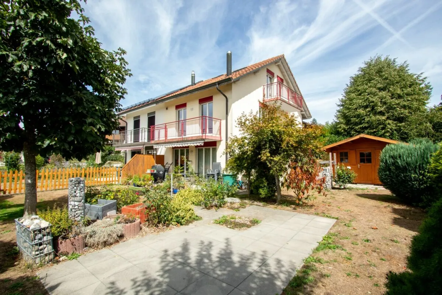 Deux appartements, une maison pleine de possibilités - Photo 1 sur 13