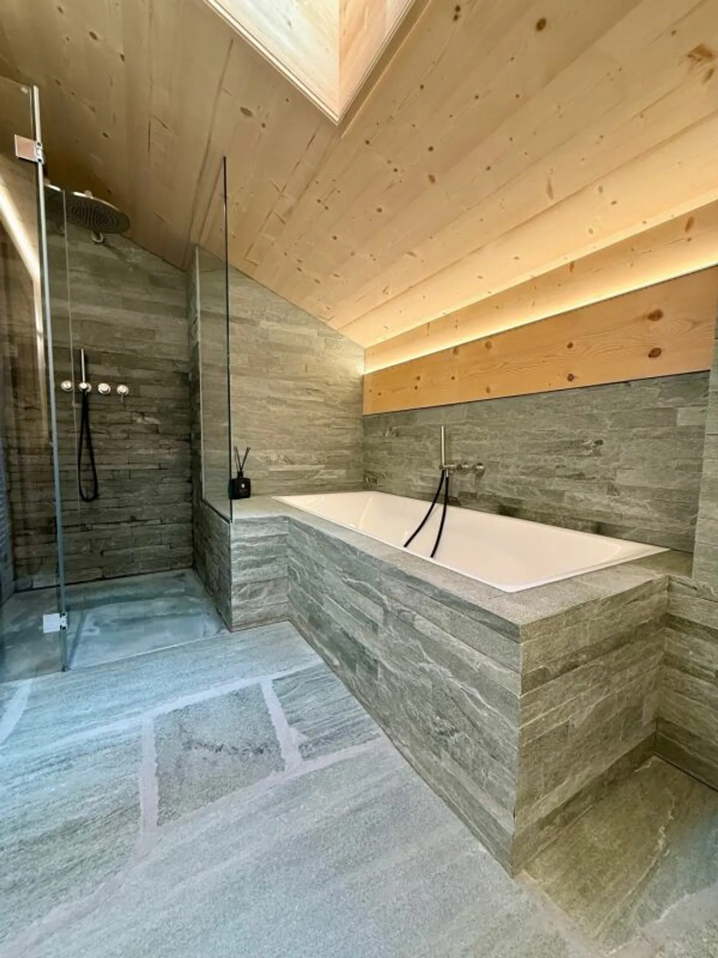 "4.5-Zimmer-MAISSEN-Maisonette-Dachwohnung ""LAG-PIGN"" (ERST-Wohnung)" - Photo 9 of 11
