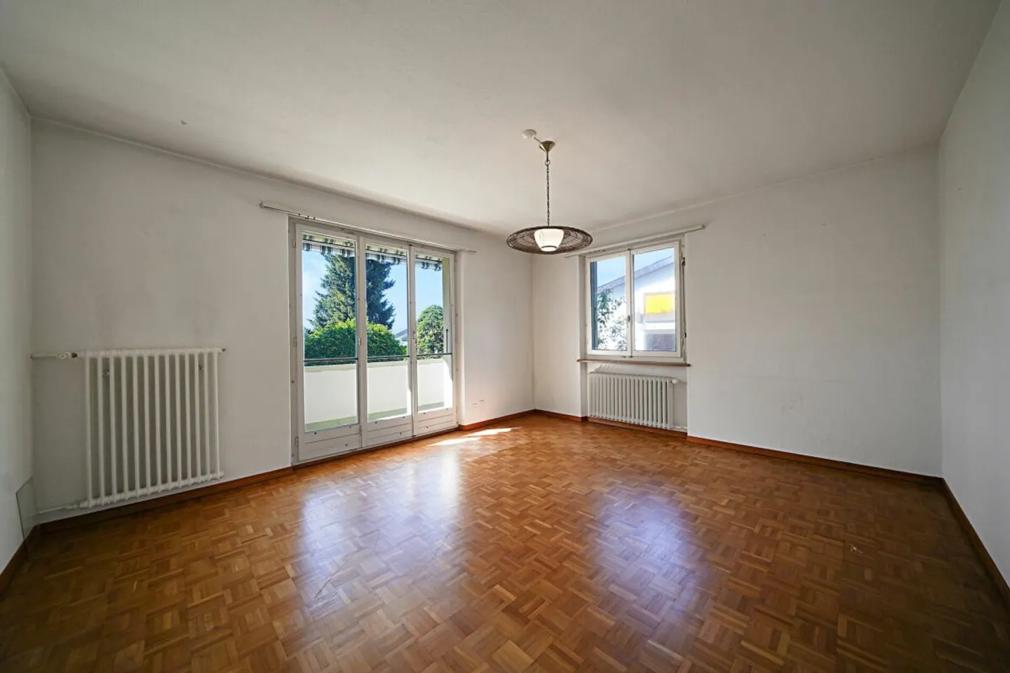Freistehendes 5-Zimmer Einfamilienhaus an toller Lage in Meikirch - Foto 2 von 13