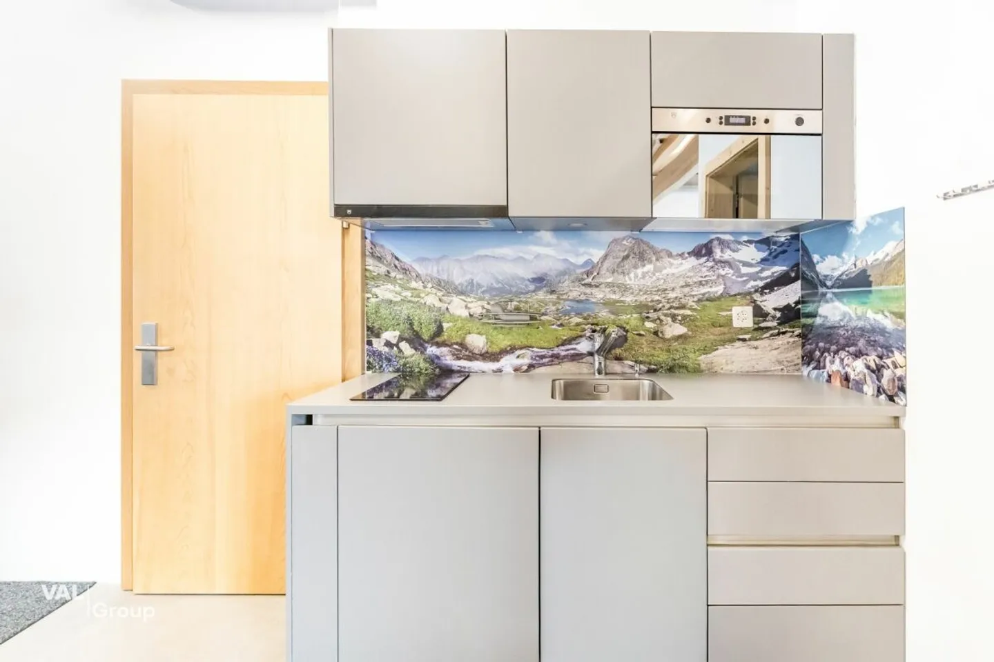 Hall commercial spacieux pour une utilisation commerciale diversifiée dans un emplacement de choix - Photo 3 sur 9