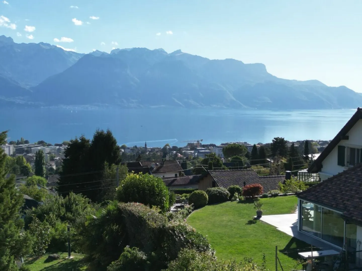 Villa Éblouissante avec Vue sur le Lac - Photo 2 sur 13