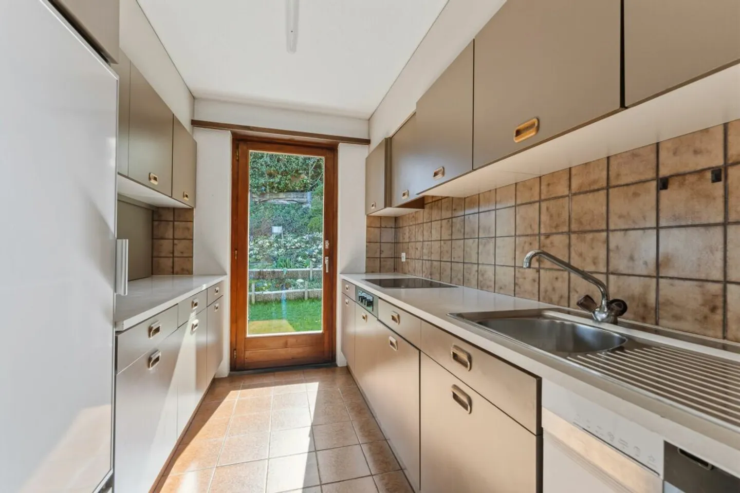 Affascinante casa bifamiliare di 6,5 stanze con vista e potenziale a Ebikon - Foto 3 di 8