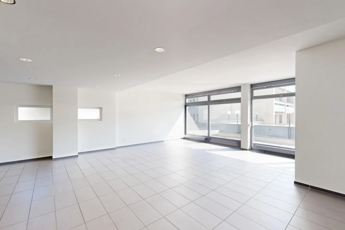 Spazio ufficio / negozio attraente al piano terra con terrazza e magazzino - Foto 8 di 12