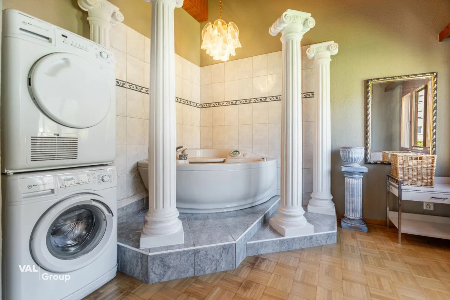 Vivere sopra i tetti di Brig con sole, vista ampia e molta privacy - Foto 10 di 13