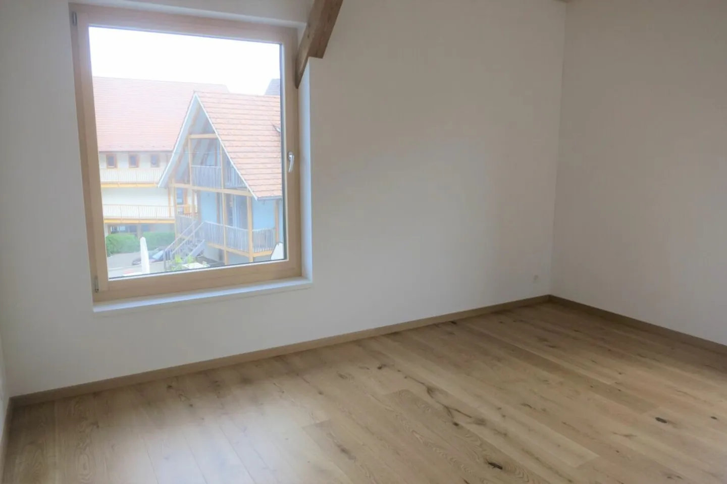 Einzigartiges Wohnambiente - 2½ Zimmer mit Holzelementen und Loggia - Photo 5 sur 7
