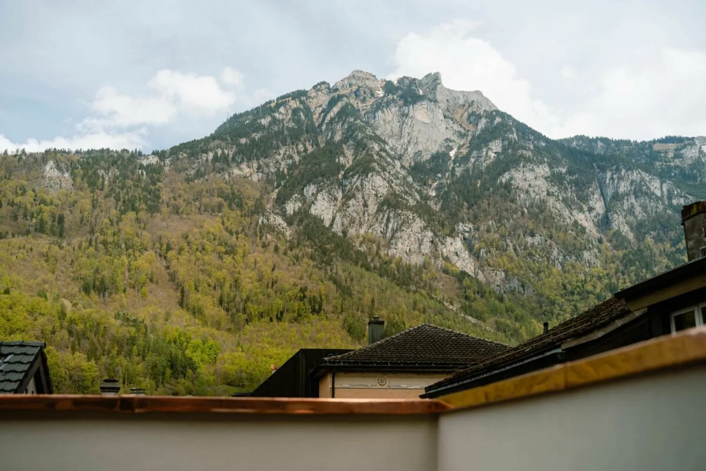 Prima locazione "Haus Fridolin": Appartamento attico moderno con balcone nel cuore di Glarus - Foto 5 di 7