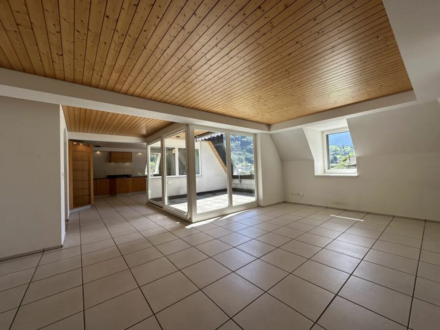 6 Zimmer Dachwohnung direkt beim Bahnhof Linthal - Photo 1 sur 13