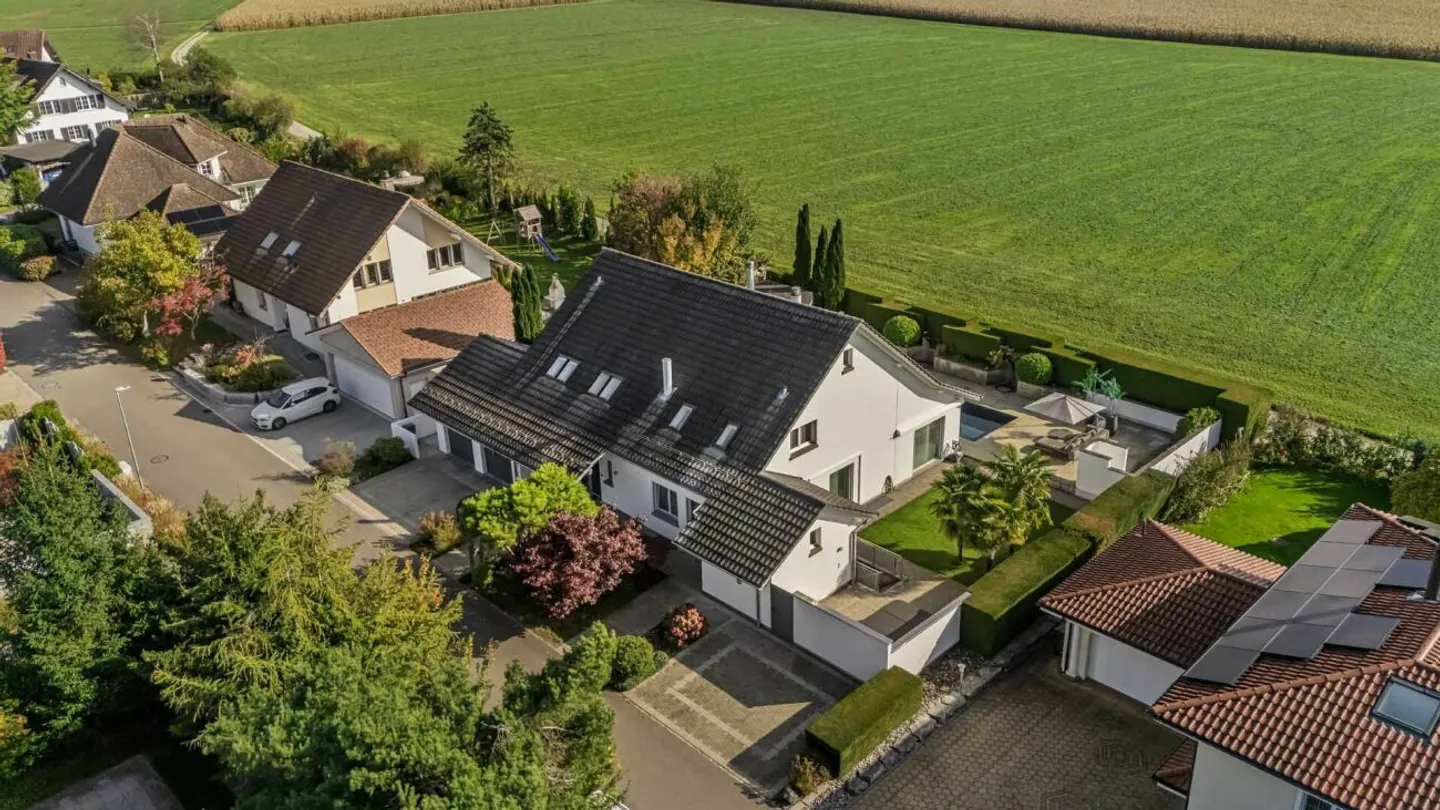 Villa di campagna esclusiva con giardino spazioso in una posizione soleggiata direttamente adiacente alla zona agricola - Foto 9 di 13