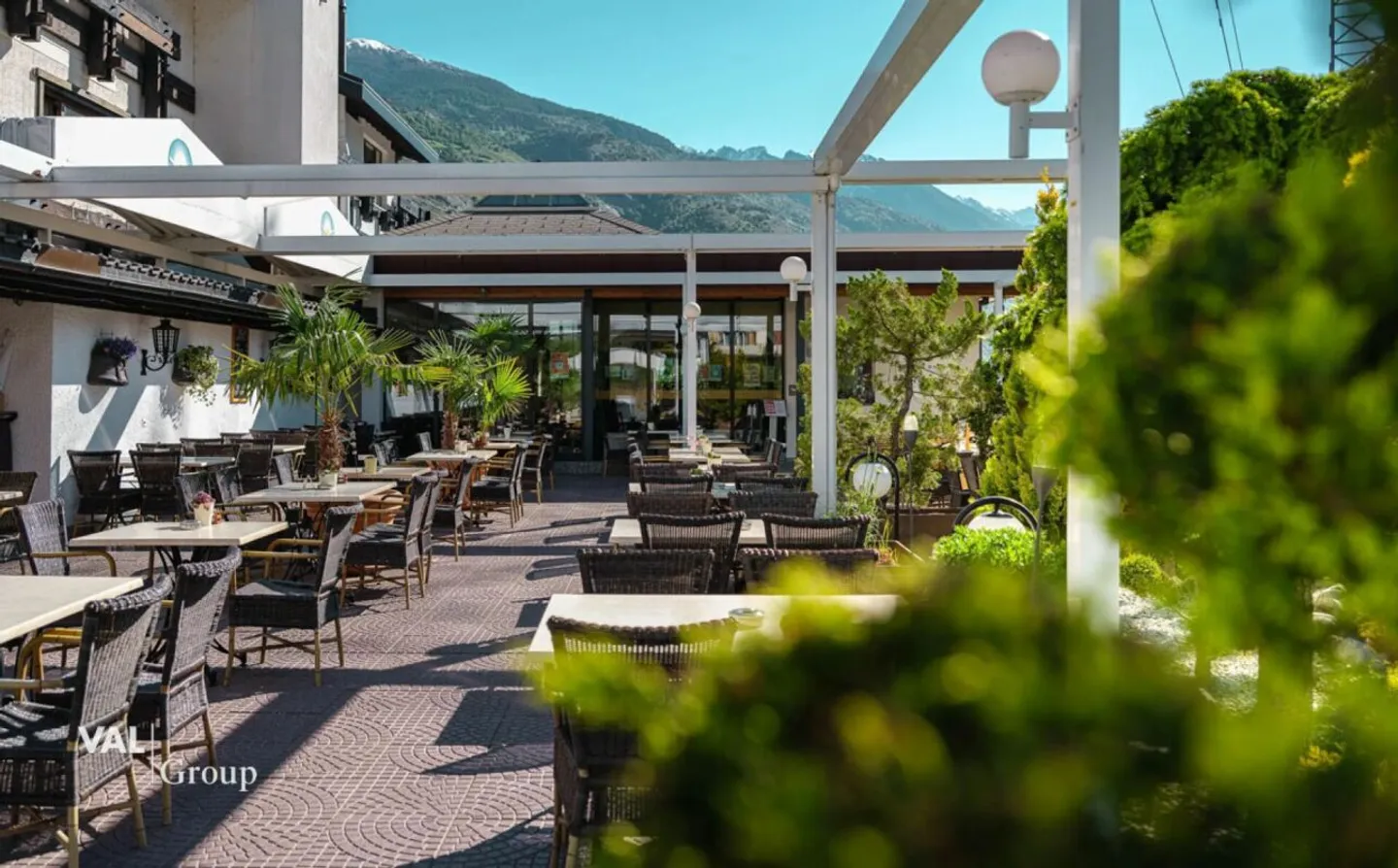 Hôtel supérieur incluant un projet de développement sur un terrain total de 6 000 m2 - Photo 3 sur 13