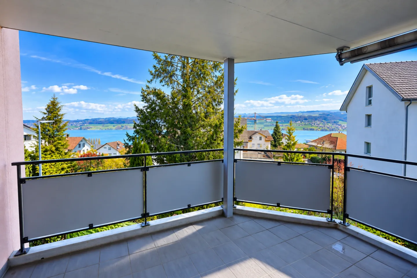 VIVRE SPACIEUSEMENT DANS UN EMPLACEMENT DE CHOIX AVEC VUE SUR LE LAC ! - Photo 1 sur 6