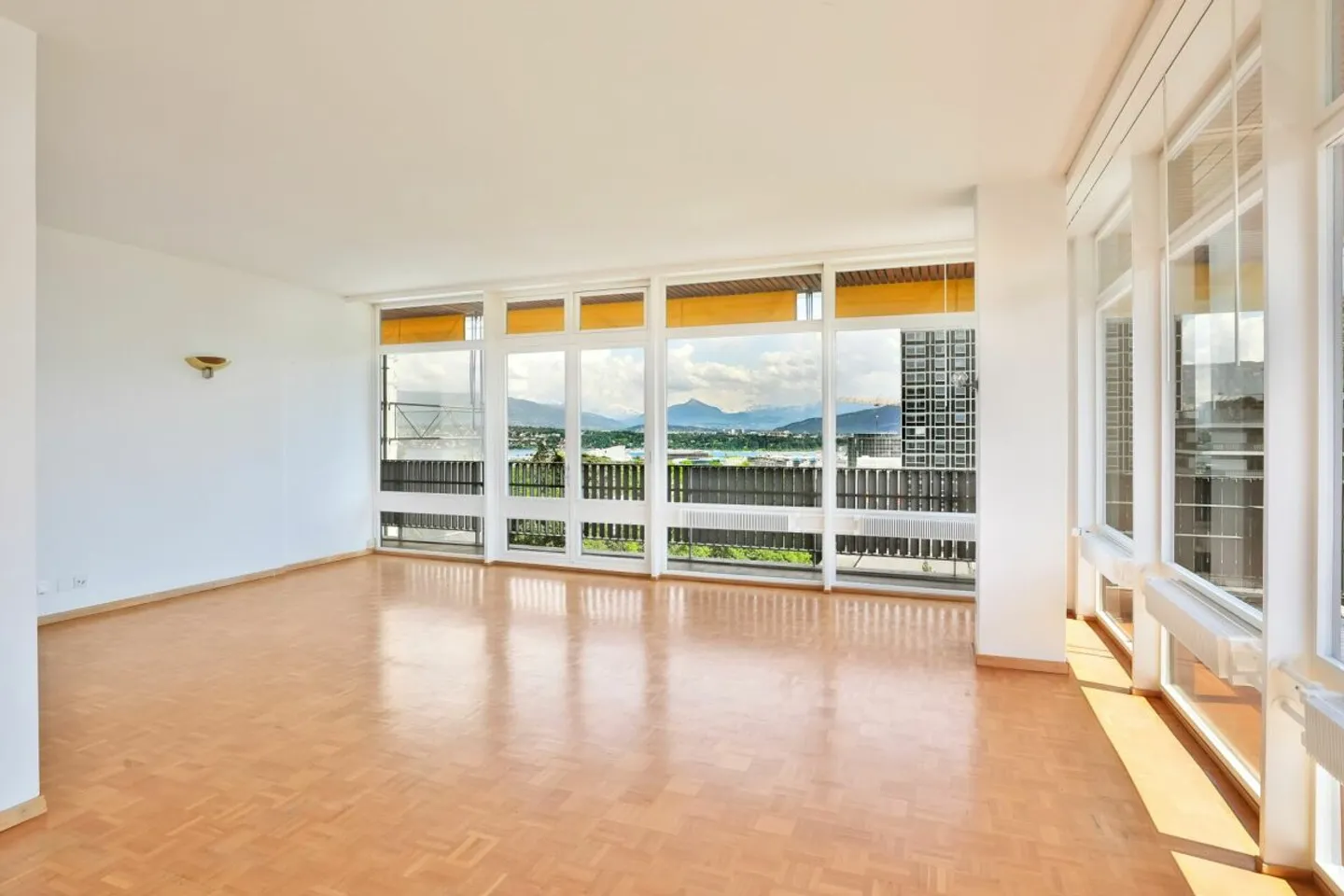 Außergewöhnliche Eckwohnung mit Panoramablick auf den See und den Mont-Blanc - Foto 8 von 13