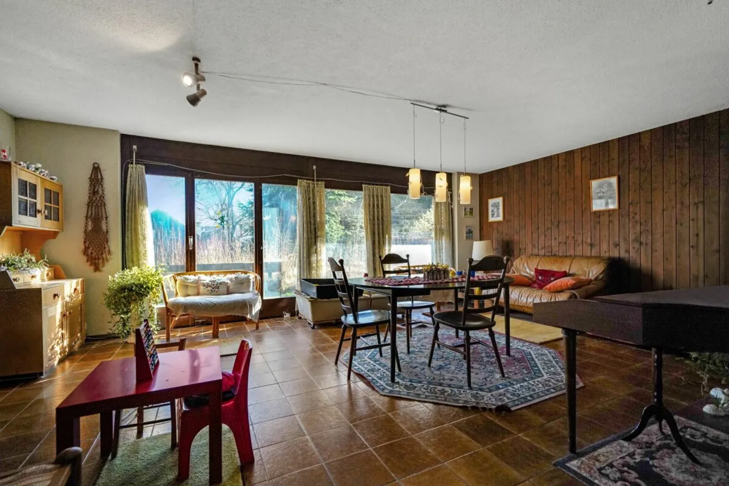 Casa unifamiliare indipendente in una buona posizione con grande potenziale - Foto 2 di 13