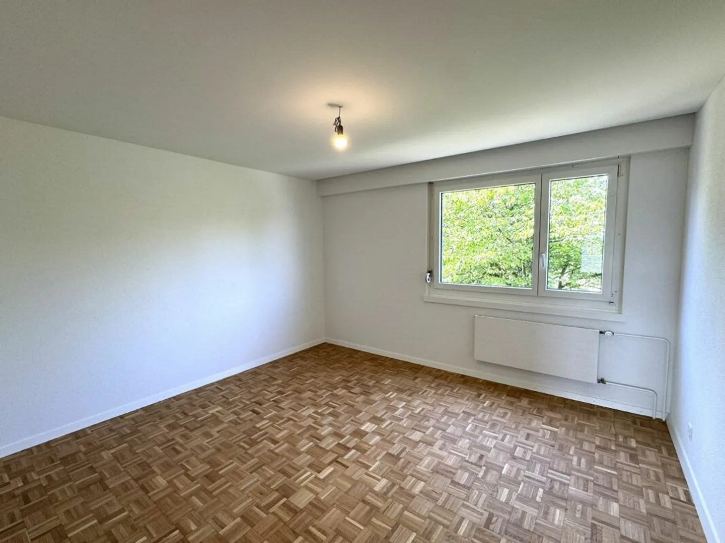 Appartement rénové de 4 pièces avec balcon sud et garage souterrain à Greifensee - Photo 5 sur 10