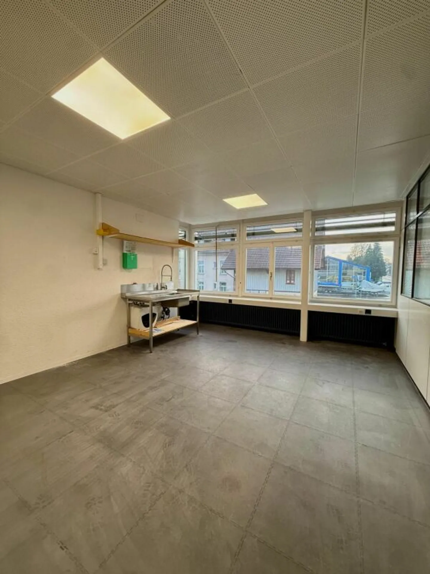 Bright office/commercial space with flexible room layout - Photo 6 of 6