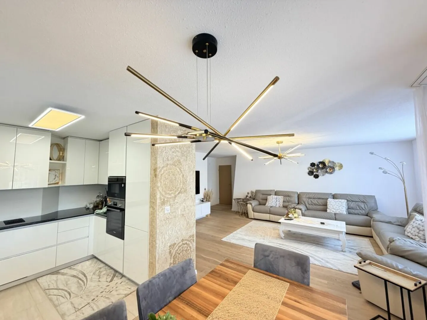 Appartement attrayant de 4,5 pièces avec beaucoup de confort de vie - Photo 3 sur 11