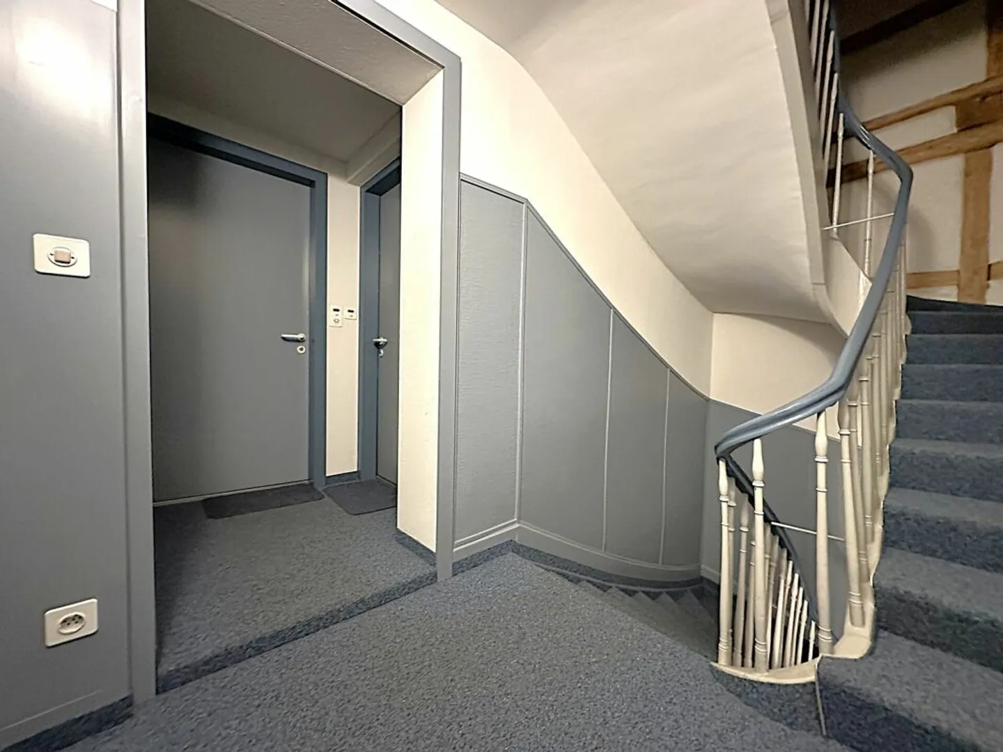 Edificio residenziale e commerciale nel centro di Glarus - Foto 9 di 13