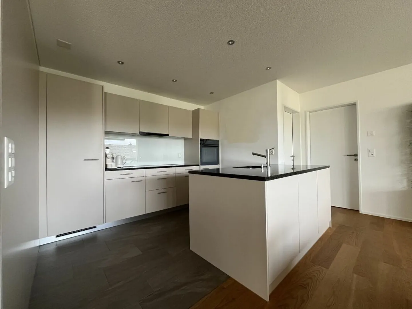 Modern and bright 3.5-room ground floor apartment - Photo 3 of 12