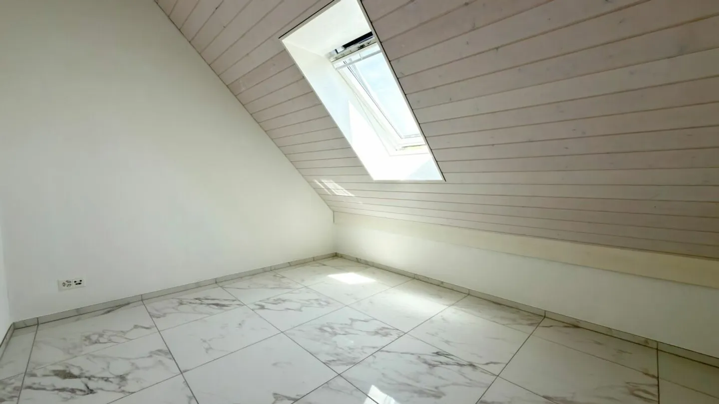 Appartamento attico moderno e luminoso con aria condizionata e impianto solare - Foto 6 di 11