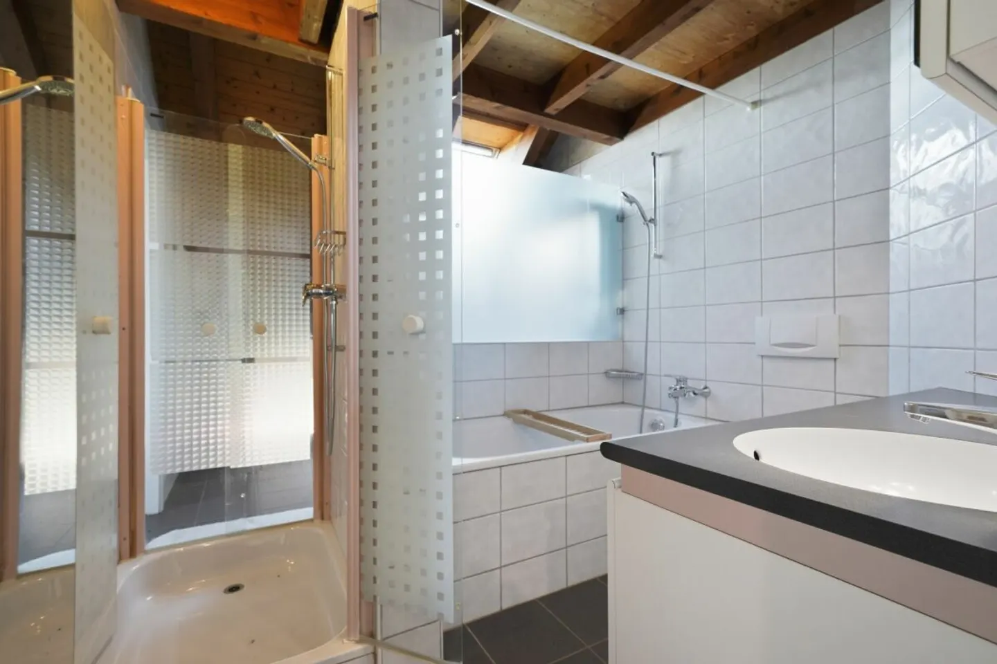Spacious Semi-Detached Family House with Plenty of Space and Conservatory - Photo 11 of 13