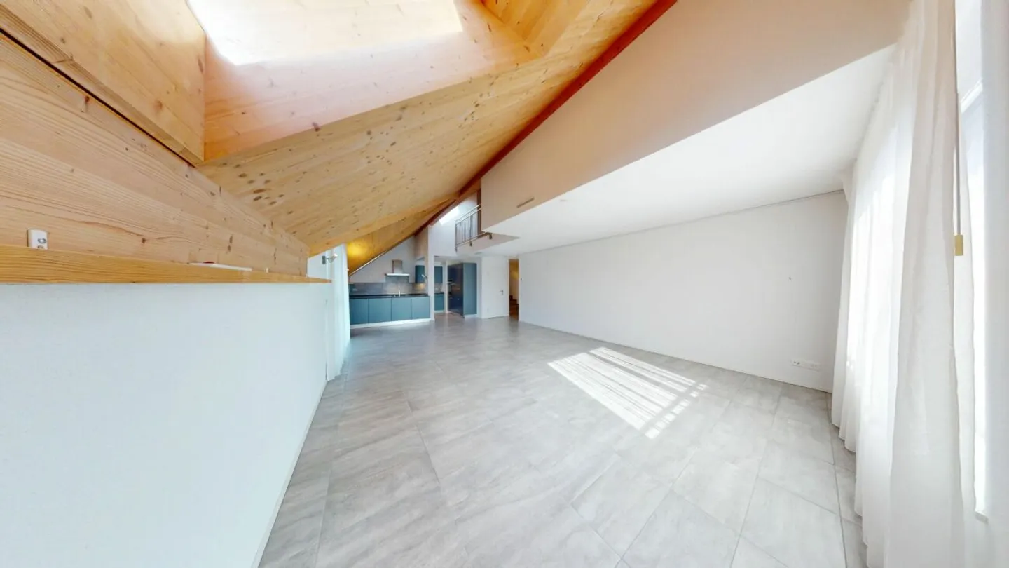 Wohnen wie im Einfamilienhaus: 5.5-Zimmer-Maisonette auf 168 m² nahe der Aare - Foto 2 von 13