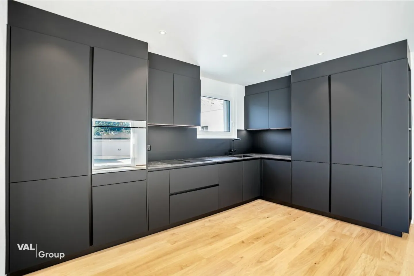 Tee off, arrive and breathe easy: Exclusive penthouse in the golf residence - Photo 3 of 12