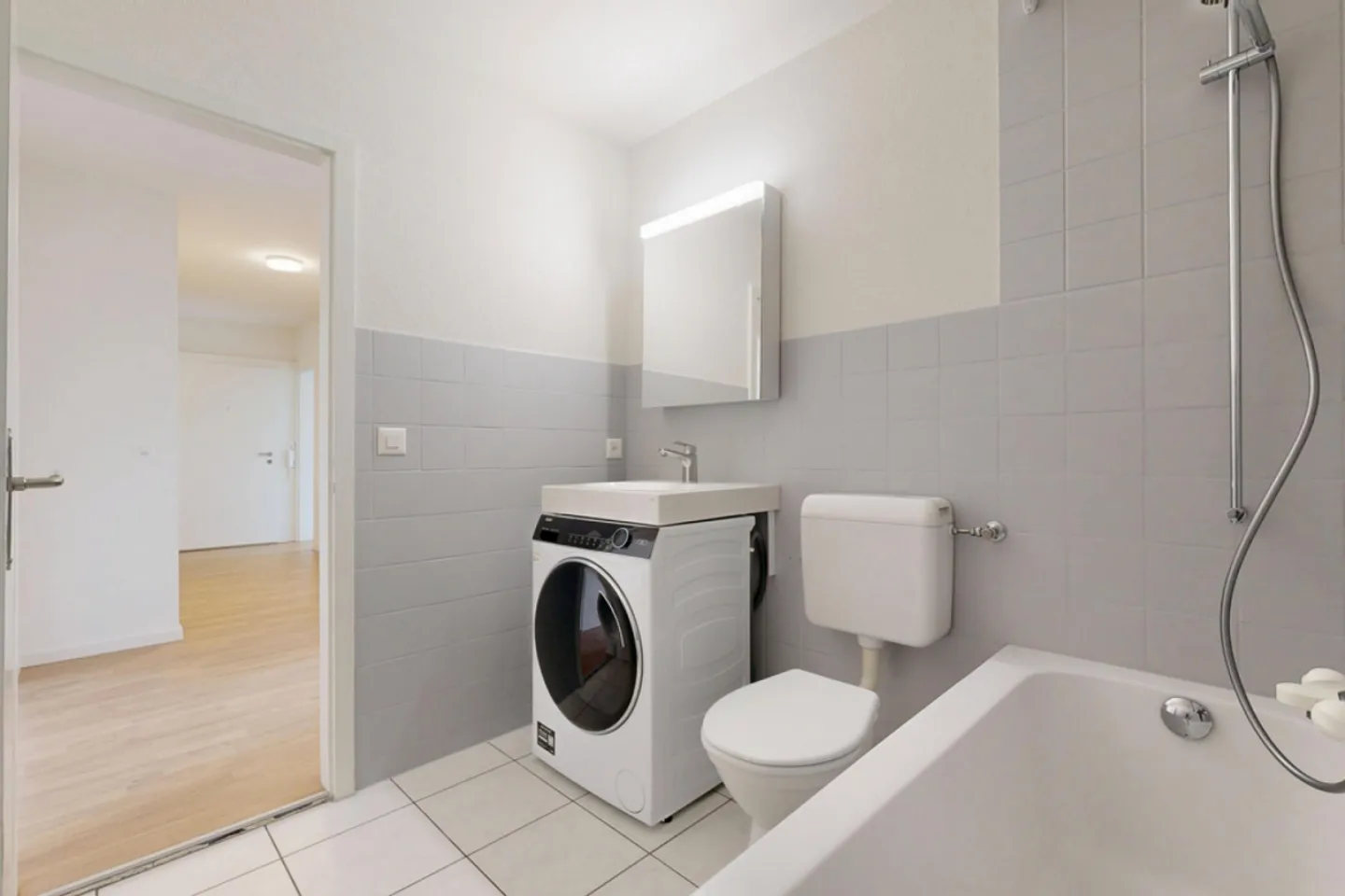 Appartement lumineux de 3 pièces au rez-de-chaussée avec balcon et lave-linge-sèche-linge - Photo 6 sur 11