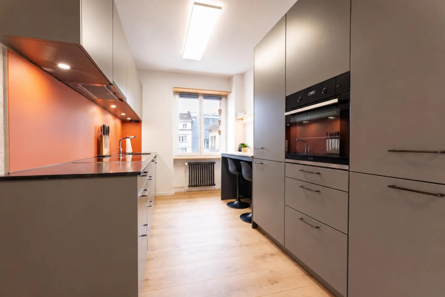 Living comfort meets wide views in this stylishly renovated 3.5-room apartment - Photo 2 of 4