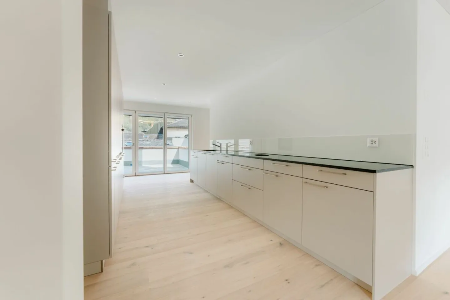 Prima locazione "Haus Fridolin": Appartamento attico moderno con balcone nel cuore di Glarus - Foto 4 di 7