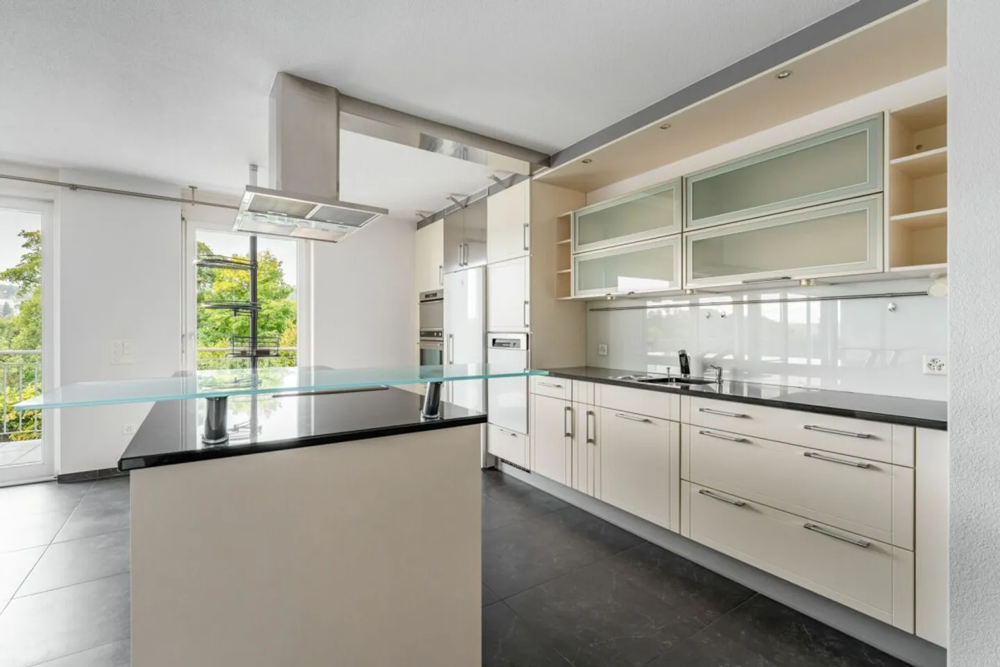 Appartement exclusif de 4.5 pièces avec cheminée, balcon de 37 m² et vue dégagée - Photo 4 sur 13