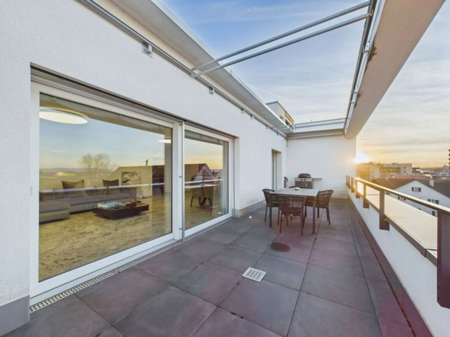 Esclusivo attico di 4.5 locali - finiture di lusso, cucina di design e due terrazze nel centro di Kloten - Foto 2 di 13