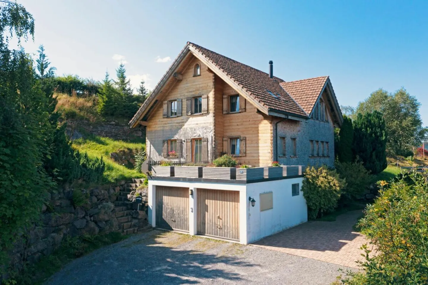 Maison en bois massif avec vue magnifique dans un endroit calme - Photo 2 sur 13