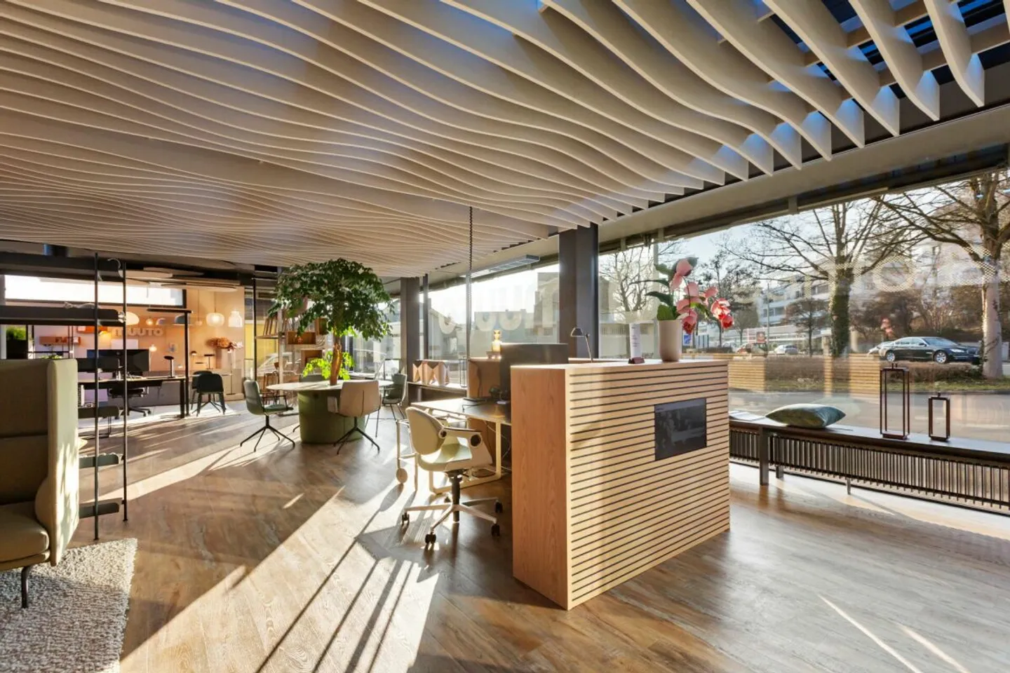 Modern Commercial Property in a Well-Frequented Location - Photo 2 of 12