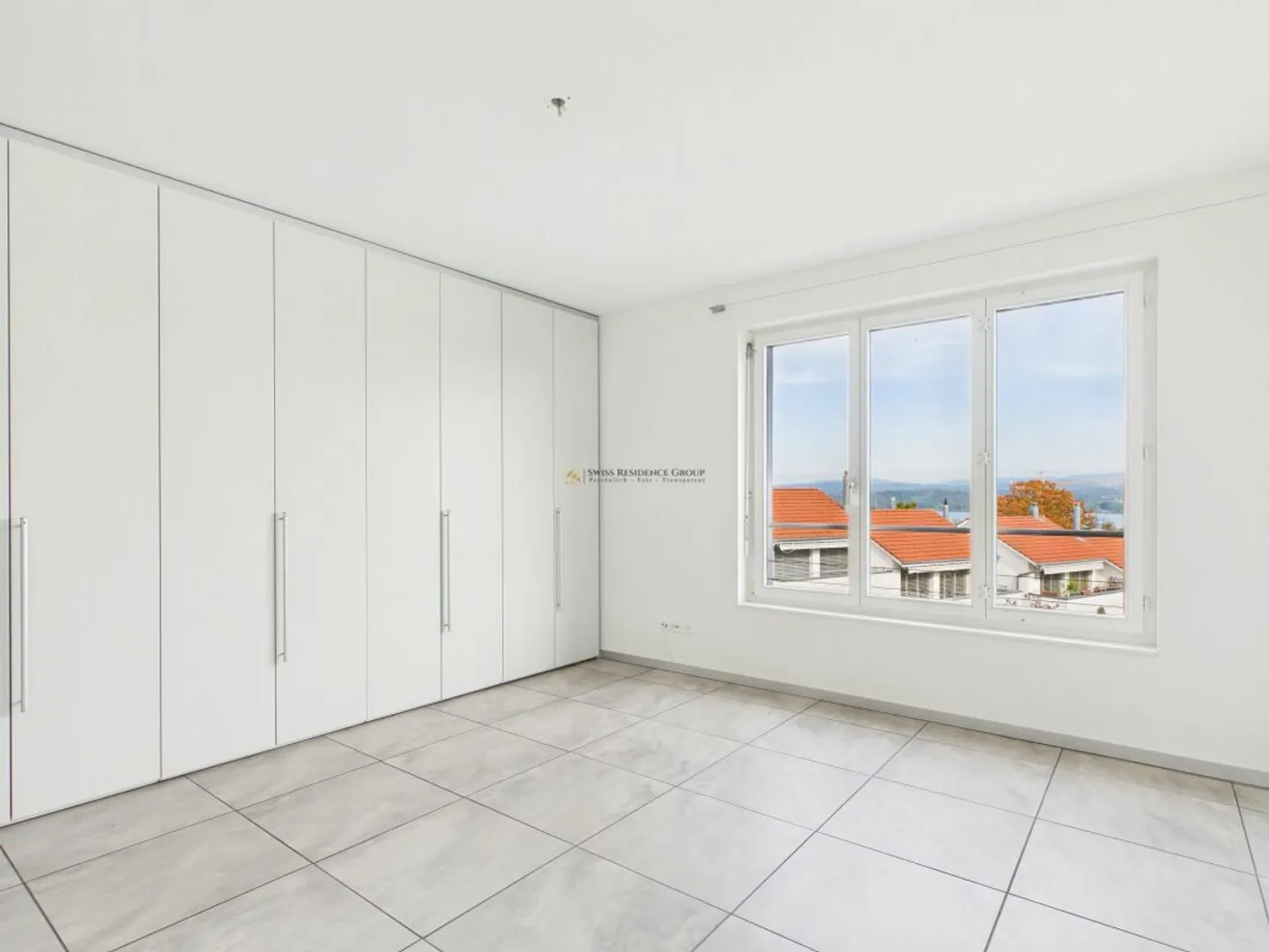 Stunning Apartment with Lake View - Photo 8 of 13
