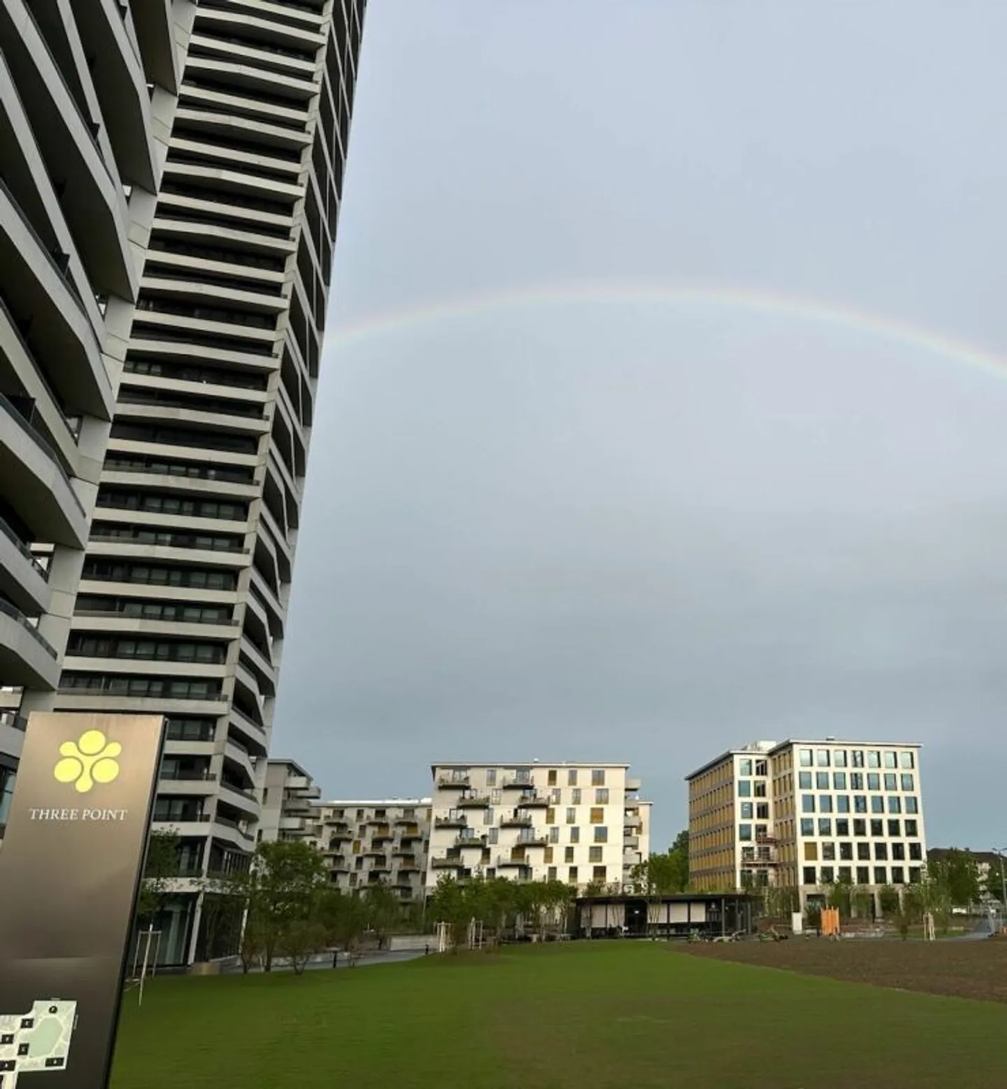 Exklusive 5.5-Zimmer-Wohnung im Obergeschoss des Towers Three Point - Foto 2 von 6