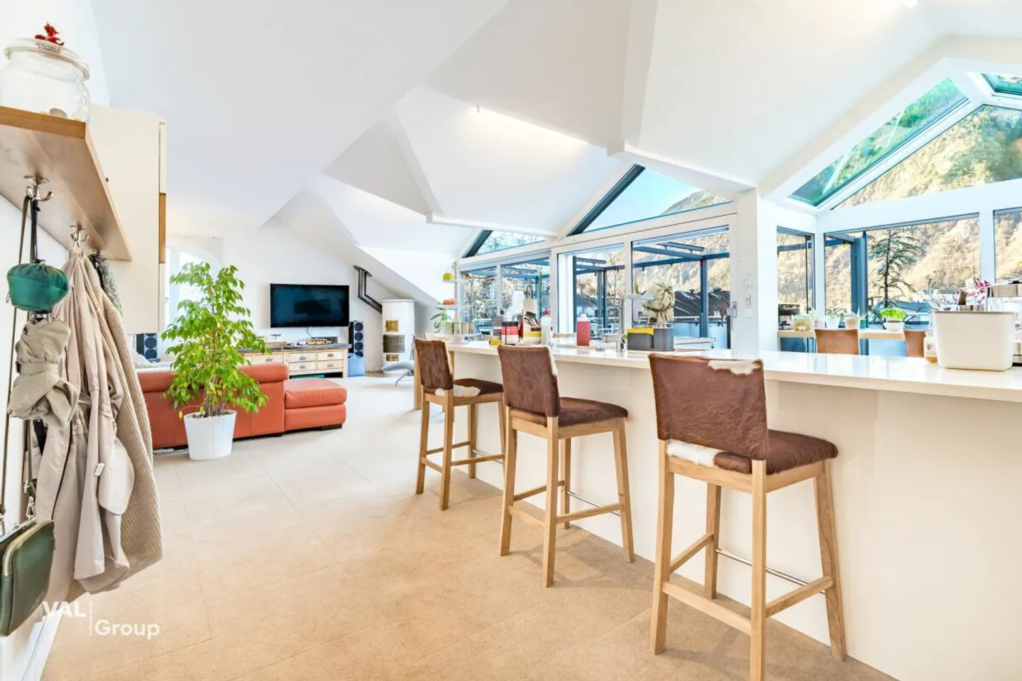Exclusive 4.5-room penthouse apartment with lift directly into the apartment and large panoramic terrace in Visp - Photo 8 of 13