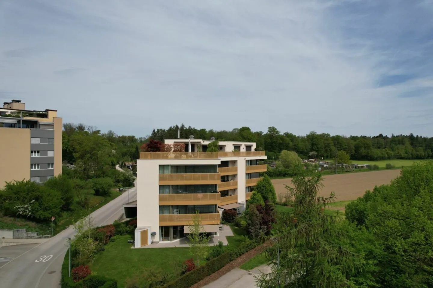 Appartement élégant de 2,5 pièces avec balcon et vue sur la verdure - Photo 2 sur 13