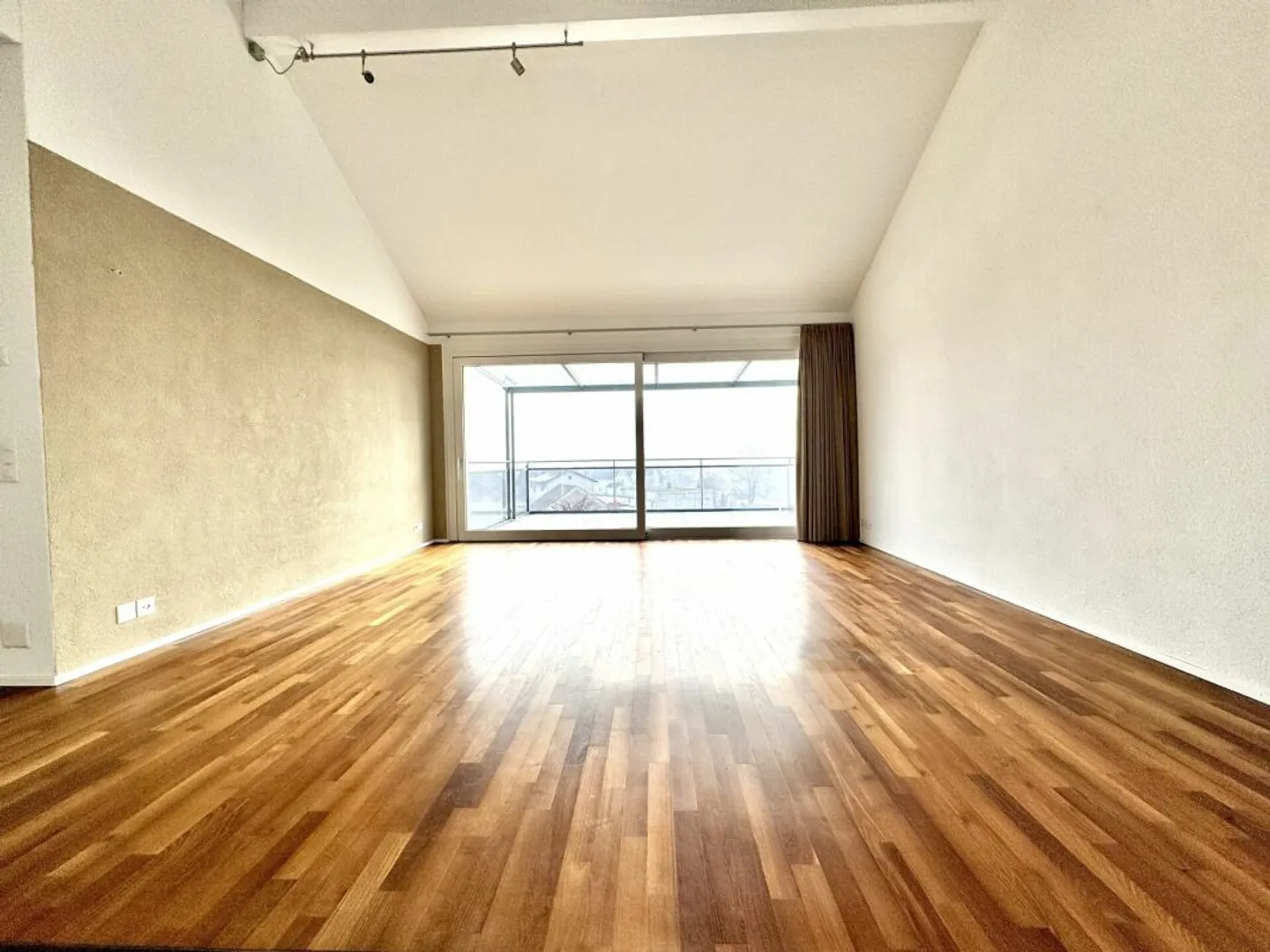 Appartement sous les combles de 4,5 pièces à Tuggen - Photo 1 sur 11