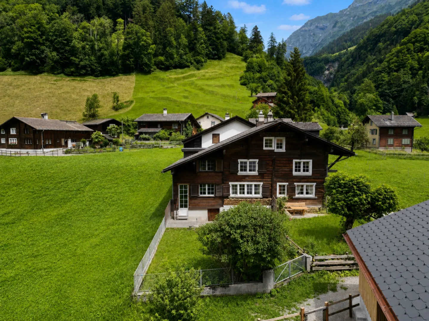 Wohn- oder Ferienhaushälfte mit Garten an ruhiger und sonniger Lage in Matt - Foto 2 von 13