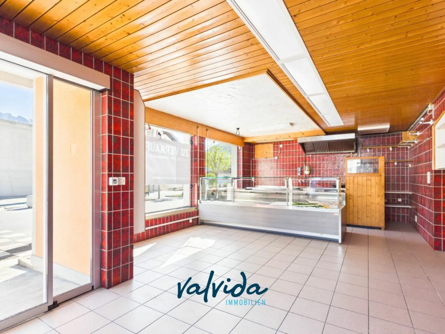 Residential & Commercial Building in Agarn with 5.5-Room Apartment, Retail Space & 1,100 m² Plot - Photo 4 of 13