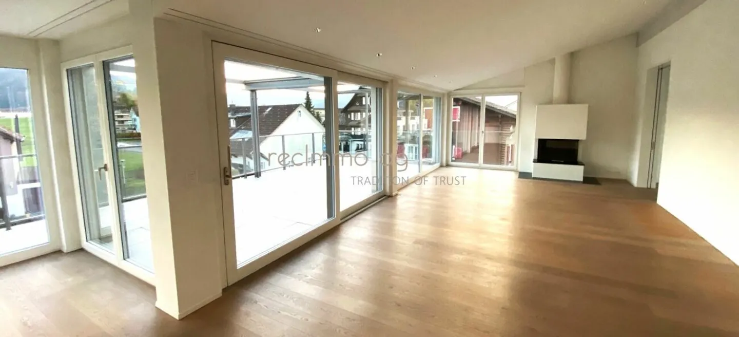 Moderno appartamento attico di 4,5 stanze con grande terrazza a Einsiedeln - Limitato con opzione di proroga - Foto 2 di 5