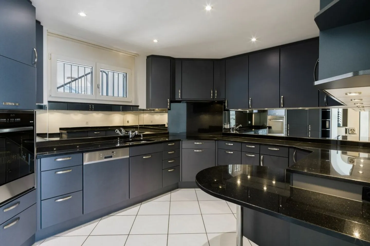 Attractive condominium with balcony and panoramic view into the greenery - Photo 3 of 9