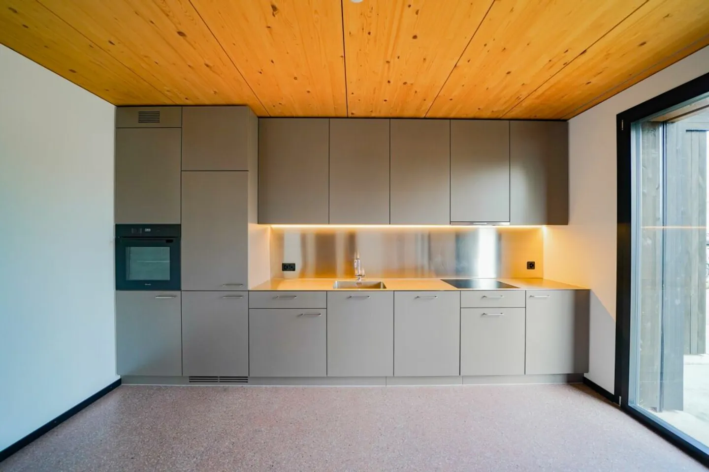 Appartement en rez-de-chaussée exclusif avec des possibilités d'utilisation polyvalentes - Photo 3 sur 13