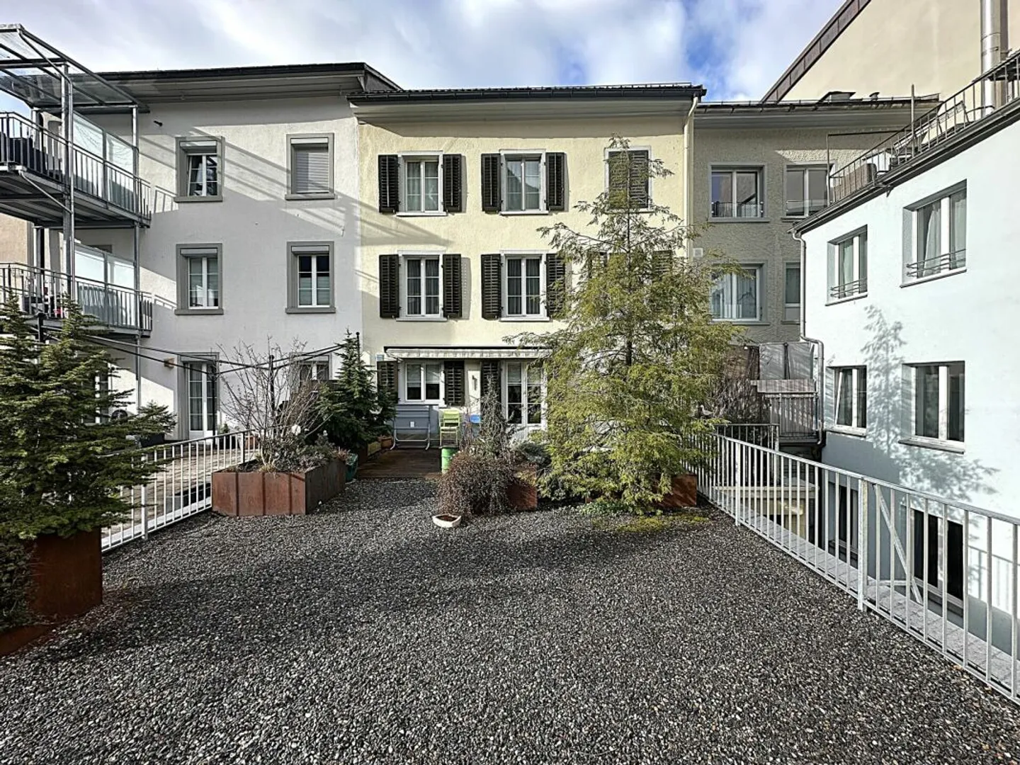 Edificio residenziale e commerciale nel centro di Glarus - Foto 4 di 13