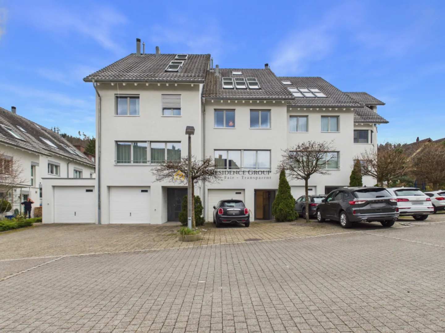 Incantevole casa a schiera con vista parziale sul lago in una posizione ambita a Oberrieden - Foto 1 di 13